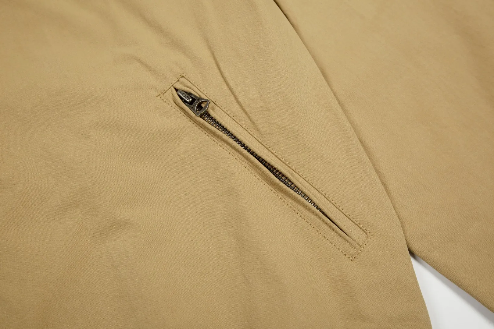 P290 White background picture [Popular item] Style number: 25109# (on sale all year round) Color: khaki/navy blue Size: S to XL - Ralph Lauren/Ralph Lauren Solid color logo embroidered cotton soft shell fabric hooded assault jacket - the face is the same as the original 32 high count plain weave super soft carbon grinding ✅ - Brand POLO three zippers Customized back collar webbing Dark and light two-color oil edge leather strips ✅ - Ralph Lauren/Ralph Lauren's classic men's and women's bomber zipper hooded jacket. It has an elegant and fashionable style with any wear. It has a retro and relaxed feel. The hood and zipper elements add to the casual casualness. The paper man effect on the upper body can be perfectly controlled whether it is sports style or casual style ✅